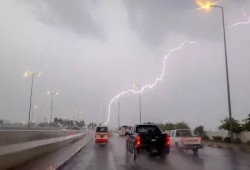 شاهد || فضيحة الشلل وتهالك البنية التحتية.. أمطار شديدة تغرق الجيزة والقاهرة وتنعش آبار مطروح في بلد لا يعرف كيف يدير الماء