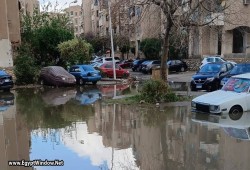 شاهد || أمطار غزيرة تشل الحركة وتغلق طرقًا وموانئ وتسقط ضحايا في عدة محافظات