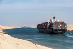 قناة السويس ترفع رسوم الخدمة في قلب العاصفة: جباية تحت لافتة البيئة وخطر مباشر على التنافسية