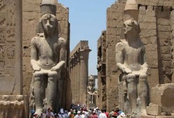 الأقصر وأسوان تدفعان فاتورة حرب إيران.. تراجع السائحين 30% يكشف هشاشة السياحة الشتوية