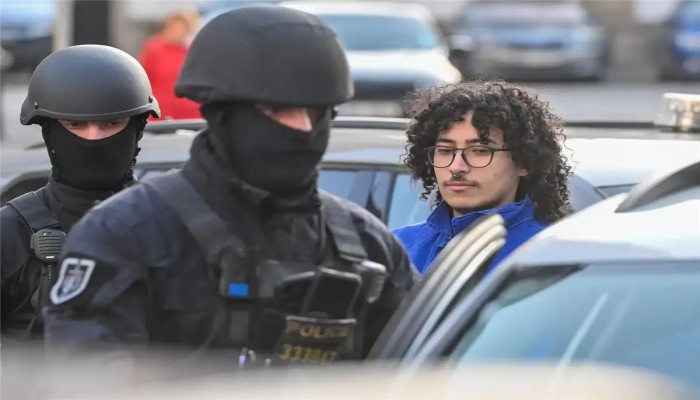 التشيك توقف ناشطين مؤيدين لفلسطين بينهما مصري للاشتباه في اشتراكهم بإضرام نار في  مصنع يُصدّر "مسيرات" لإسرائيل