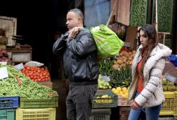 حين تأكل الطبقة الوسطى البواقي: الغلاء يدفع المصريين إلى فائض المصانع ورواكد الأسواق