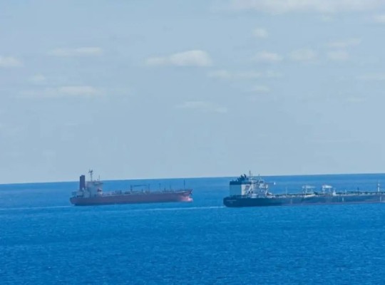 إحصاءات دولية: انخفاض مرور سفن النفط بنسبة 95% بمضيق هرمز وصعود «أسطول الظل»