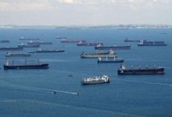 أكثر من 350 ناقلة نفط عالقة بانتظار الضوء الأخضر الإيراني بمضيق هرمز