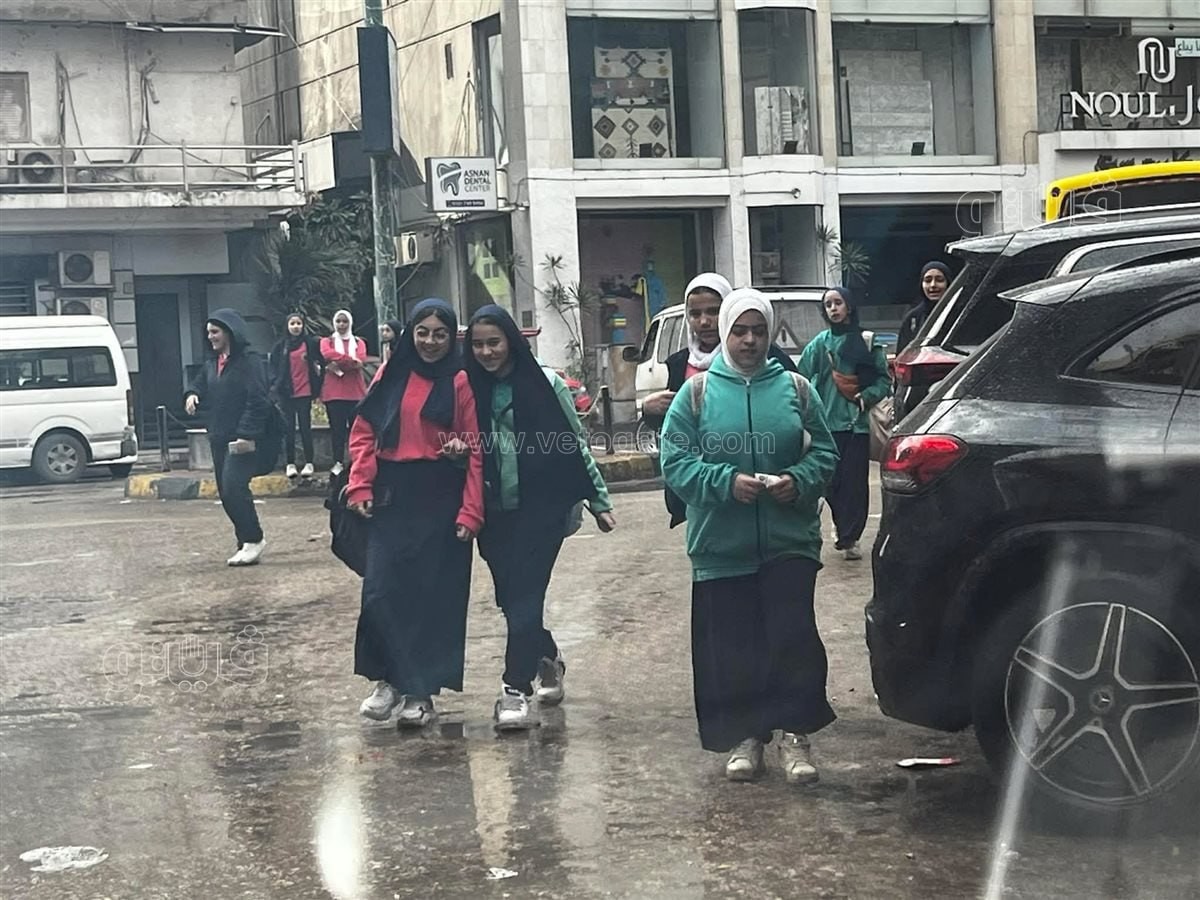 ارتباك بالتربية والتعليم.. تعطيل للدراسة وتأجيل لامتحانات الشهر بالقاهرة والجيزة والقليوبية بعد وصول الطلاب وتكدسهم أمام المدارس تحت لأمطار