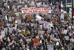 ملايين الأمريكيين يخرجون ضد ترامب والحرب على إيران في أكبر موجة احتجاجات منذ عودته إلى البيت الأبيض