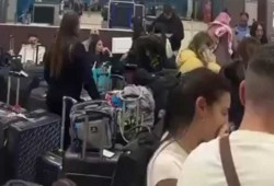 فيديو || مئات الإسرائيليين عالقون بمطار العقبة بعد منع الأردن رحلات لشركة إسرائيلية