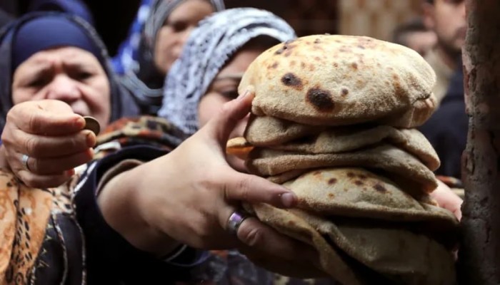 الخبز لا يكفي وحده.. لماذا أثار تصريح ضياء رشوان عن الحد الأدنى للأجور جدلًا واسعًا في مصر؟