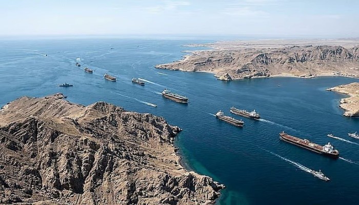 إيران تسمح بمرور 20 سفينة باكستانية عبر مضيق هرمز