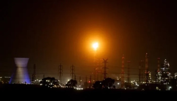 شاهد || حيفا مدينة السواد والدخان بإسرائيل تحت نيران صواريخ ايران