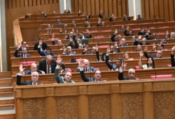 انتقادات برلمانية حادة لغياب الحكومة خلال مناقشة قروض بمئات الملايين