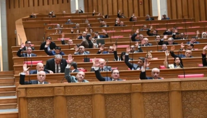 انتقادات برلمانية حادة لغياب الحكومة خلال مناقشة قروض بمئات الملايين