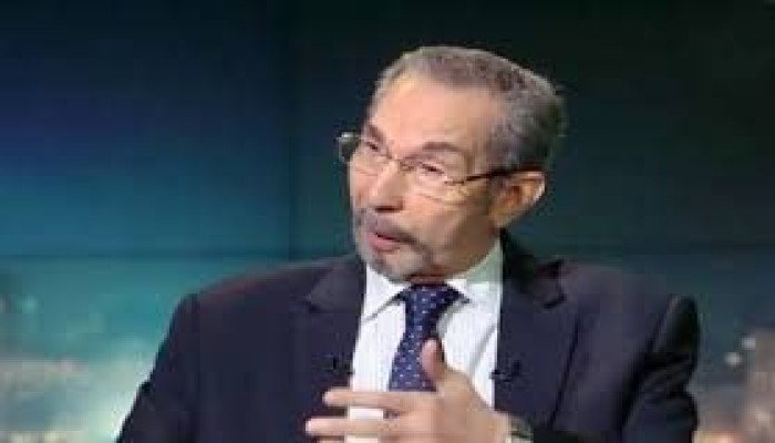 بعد صعوده بالعقود الآجلة إلى 60 جنيها..الخبراء يكشفون: كيف دفعت قروض السيسي الجنيه إلى حافة جديدة؟