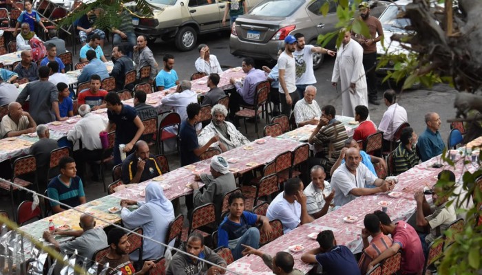 دول تخفض أسعار الوقود وتدعم المواطنين.. وحكومة السيسي تنقل الأعباء بالكامل للمستهلك
