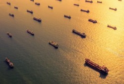فوضى الحرب وإغلاق هرمز وتخبط واشنطن تدفع النفط إلى قفزات قياسية وتهدد الاقتصاد العالمي