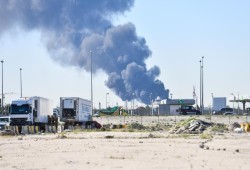 هجمات إيرانية على الخليج: قتيل بالإمارات وناقلة متضررة بقطر وحرائق بالكويت والبحرين واعتراضات بالسعودية