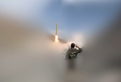 فيديو || إيران تضرب مواقع اختباء سرية لأمريكا بالبحرين وتستهدف ناقلة إسرائيلية