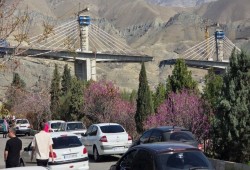 قصف أمريكي يهدم جسرًا رئيسيًا بإيران وسط ترحاب كبير من ترامب يثير الغضب العالمي (فيديو)