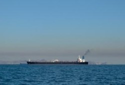 إيران تفرض سيطرتها على هرمز .. رسوم للعبور وتقييد للملاحة ومنع خصومها