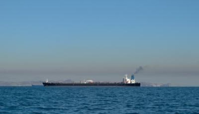 إيران تفرض سيطرتها على هرمز .. رسوم للعبور وتقييد للملاحة ومنع خصومها