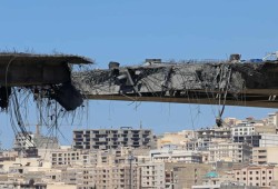 الجارديان|| هل ترتكب الولايات المتحدة جرائم حرب باستهداف البنية التحتية المدنية في إيران؟