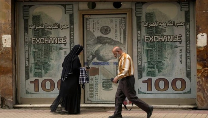 موديز ترصد تراجع الجنيه وسط رفض البنك المركزي لدعمه فيما يدفع المواطن فاتورة عجز الحكومة
