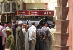 رواتب ومعاشات على الأرصفة.. زحام الصرافات في مصر يكشف فشل إدارة السيولة وإهانة المستحقين