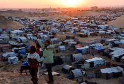 أهالي غزة يعانون شلل الخدمات وانتشار الأوبئة والمجاعة وسط انشغال العالم بإيران