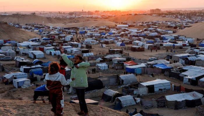 أهالي غزة يعانون شلل الخدمات وانتشار الأوبئة والمجاعة وسط انشغال العالم بإيران