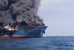 إيران تقصف سفينة مرتبطة بالاحتلال الإسرائيلي في مضيق هرمز