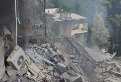 4 إسرائيليين محاصرين تحت الأنقاض جراء قصف صاروخي على حيفا