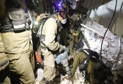 صاروخ إيراني يهدم مبنى في حيفا ويقتل إسرائيليين كاشفا ثغرات بالدفاعات الإسرائيلية