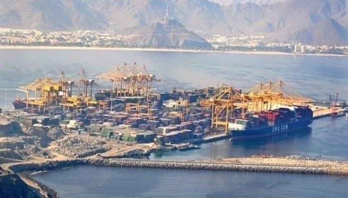 مقذوفات تضرب ميناء خورفكان في الإمارات