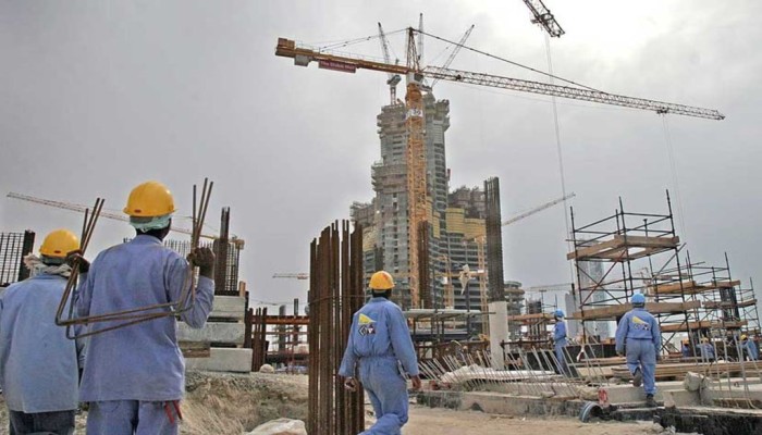 قيود جديدة على المصريين في الإمارات تضع العمالة تحت الضغط وتعري الصمت الرسمي المصري