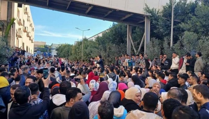 إضراب واحتجاج داخل «أكاي» للملابس ببورسعيد بسبب خصومات الرواتب والعمل الإجباري الإضافي