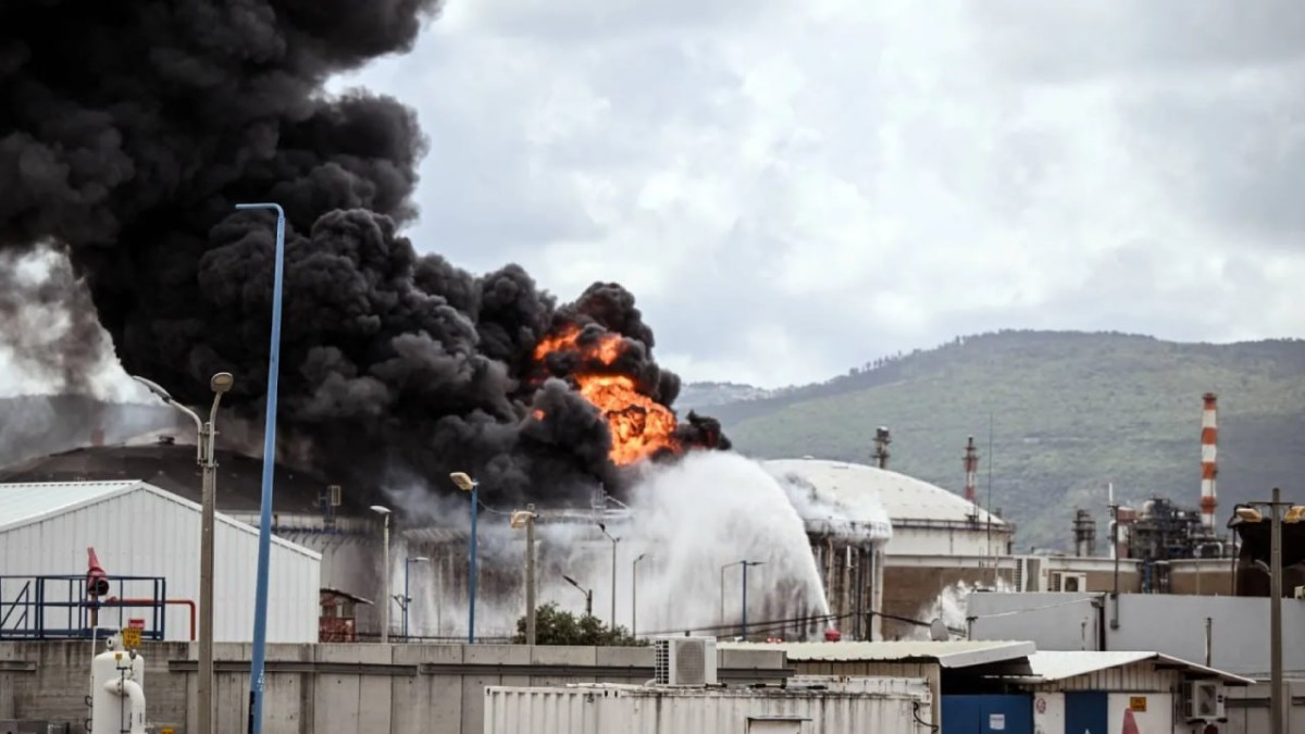 إيران تشن هجمات صاروخية على مصفاة النفط والموانئ والكهرباء وسكك الحديد في خليج حيفا