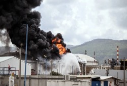 إيران تشن هجمات صاروخية على مصفاة النفط والموانئ والكهرباء وسكك الحديد في خليج حيفا