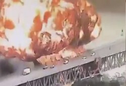 فيديو || انفجار ضخم لناقلة نفط أسفل جسر الأمريكتين في بنما يثير قلق التجارة العالمية