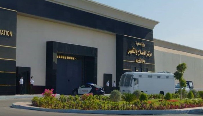 اقتحام عنابر "وادي النطرون" وتغريب 14 معتقلًا بعد احتجاجات على اعتقال زوجة المعتقل عبدالله عباس