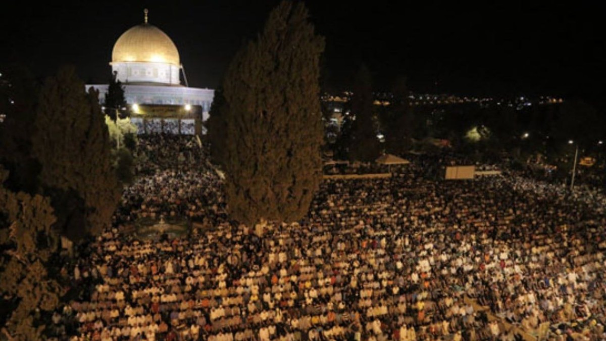 بالفيديو: عودة الصلاة في الأقصى بعد 40 يومًا من الإغلاق