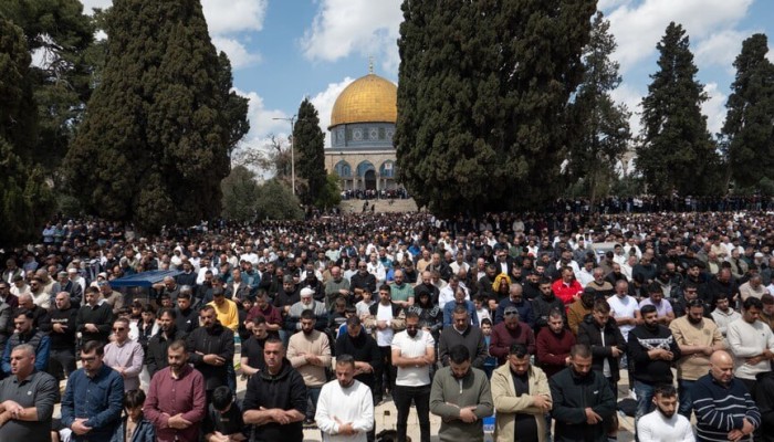 بالفيديو.. الأقصى يستقبل 100 ألف مصلٍ في أول جمعة عقب إغلاق دام 40 يوماً