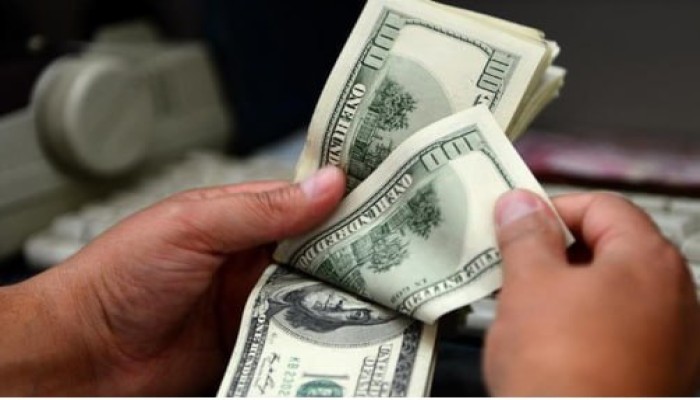 هروب الأموال الساخنة وصدمة الطاقة وانكشاف الديون يفاقم عجز الموازنة المصرية