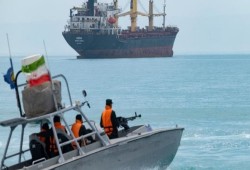الحرس الثوري الإيراني يهدد برد حاسم على أي تحرك عسكري في مضيق هرمز