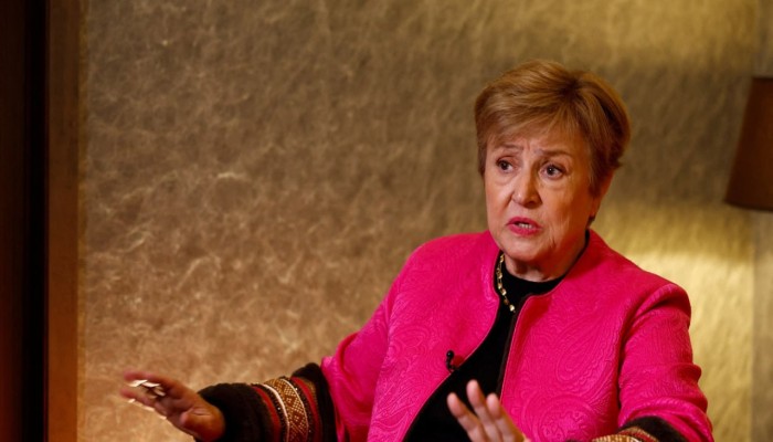 رفع الوقود .. رضوخ لـ"الصندوق" يضغط على الموازنة ويحمّل المواطن الفقر والغلاء