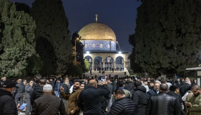 المصلون يعودون للأقصى ومعركة الوصاية مستمرة