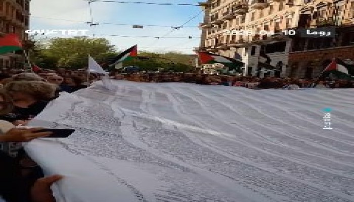 شاهد|| لافتة بأسماء 18 ألف شهيد من أطفال غزة تجوب شوارع روما