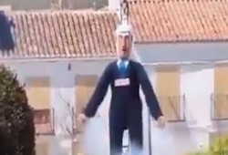 فيديو|| مظاهرة داعمة لفلسطين بإسبانيا تفجر دمية نتنياهو وتصفه بـ"رمز الشر العالمي"!!