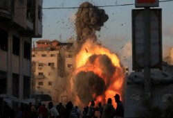 بالفيديو: مجزرة بقصف صهيوني على مقهى في غزة