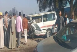 بالأسماء: إصابة 13 شخصًا في تصادم سيارة أجرة ونقل ثقيل بكفر الشيخ
