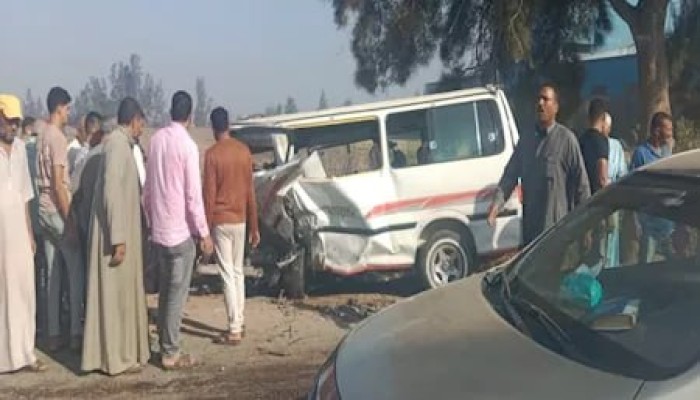 بالأسماء: إصابة 13 شخصًا في تصادم سيارة أجرة ونقل ثقيل بكفر الشيخ